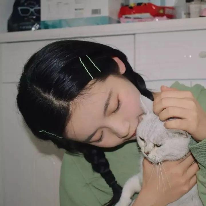 超甜的抱猫咪女生头像
