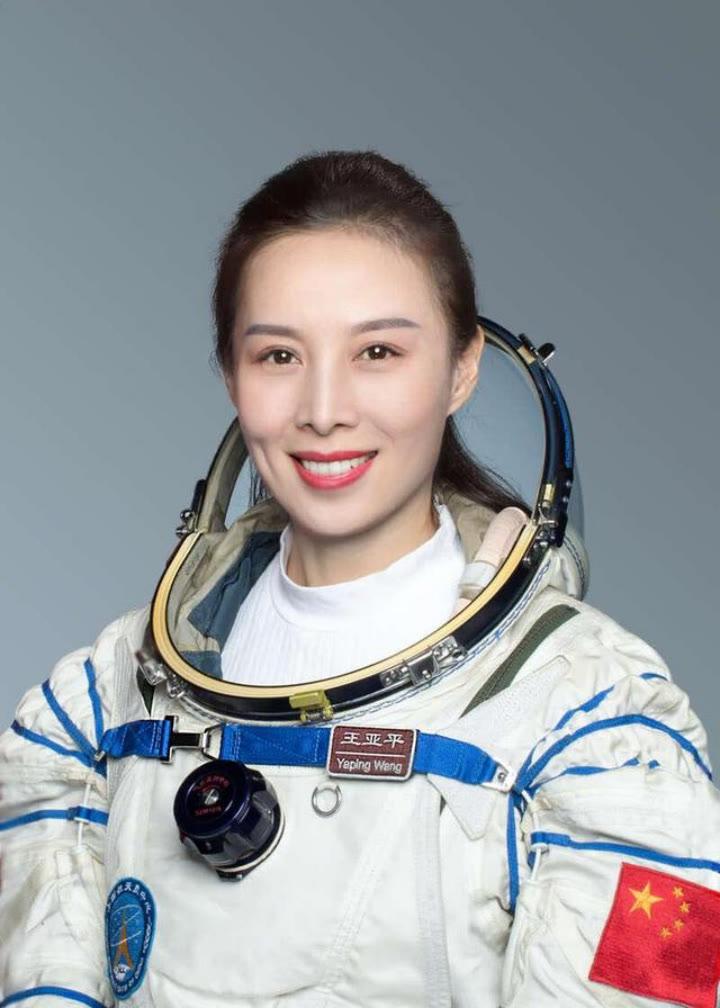 这才是我们应该粉的偶像太空英雄中国首位出仓女航天员王亚平