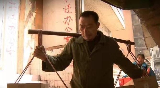 二十四年前,一部《山城棒棒军》让人们认识到了重庆这个独特的城市所