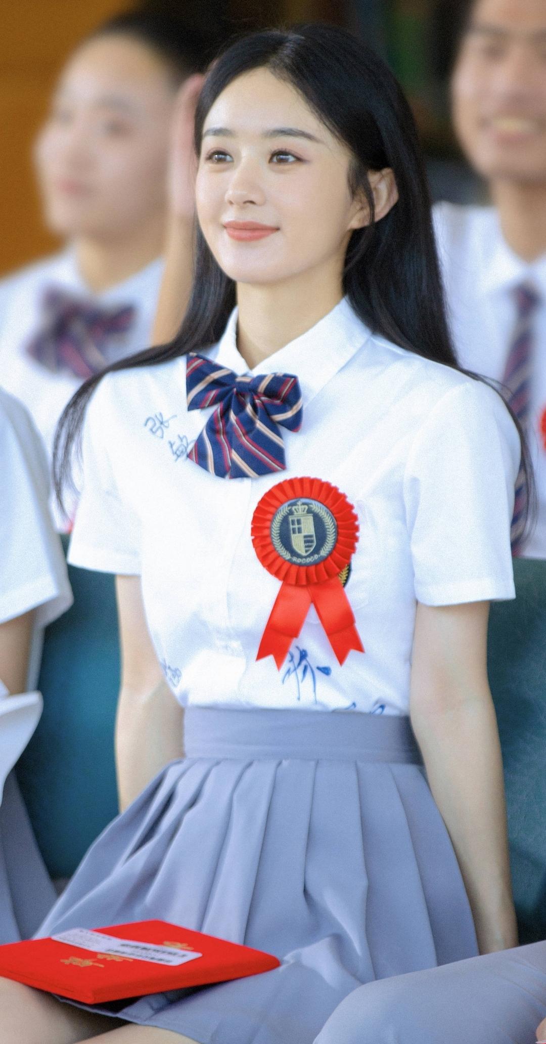 工作室晒新照,33岁赵丽颖穿校服扮学姐,清纯气质丝毫不像孩子妈