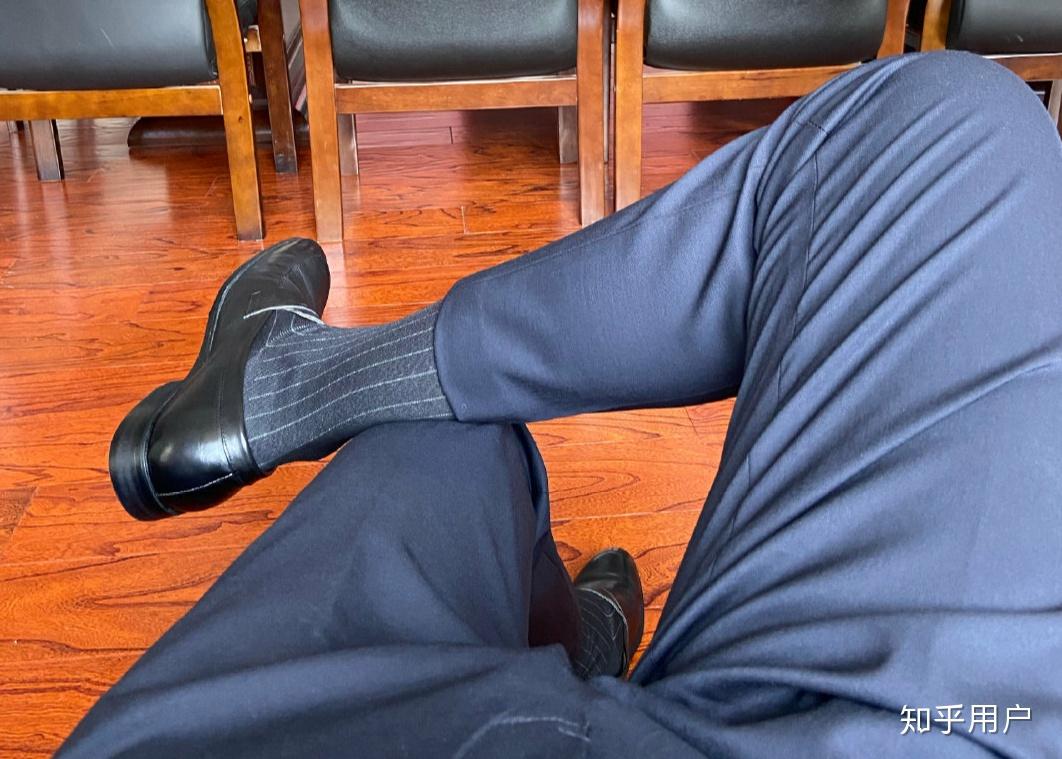 为什么很多基友喜欢正装皮鞋黑袜之类的