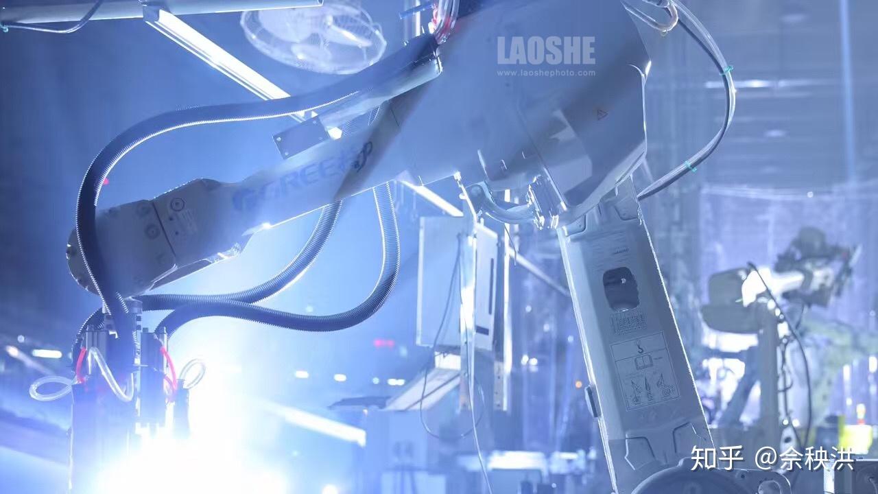 新华社经济随笔：车企驶入“人形机器人”赛道的背后