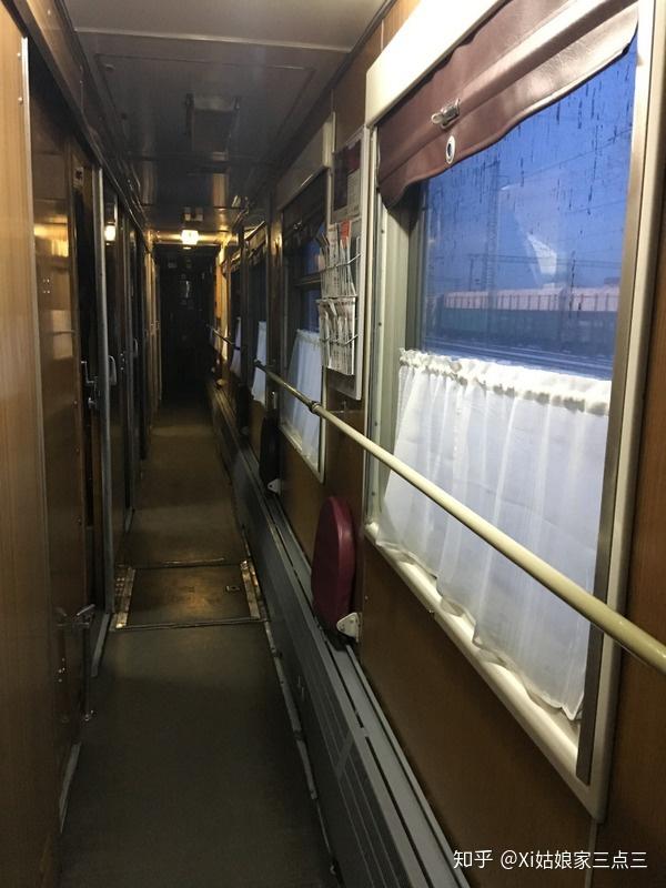 【车上设备】 铺位: 二等卧铺是四人一个包厢,走道上不设铺位,而是多