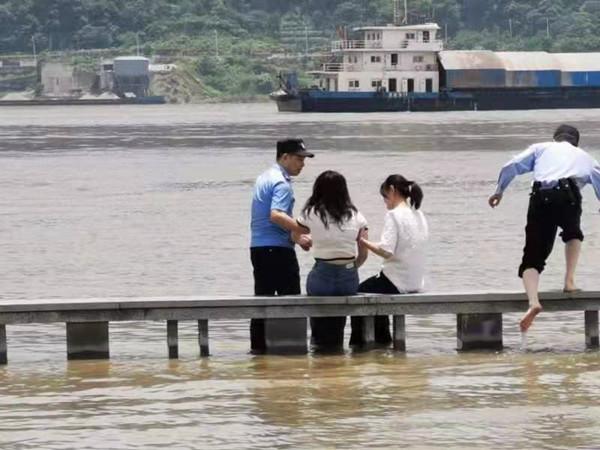 武穴一女子因感情纠纷跳江轻生,长江公安民警奋勇救人传佳话