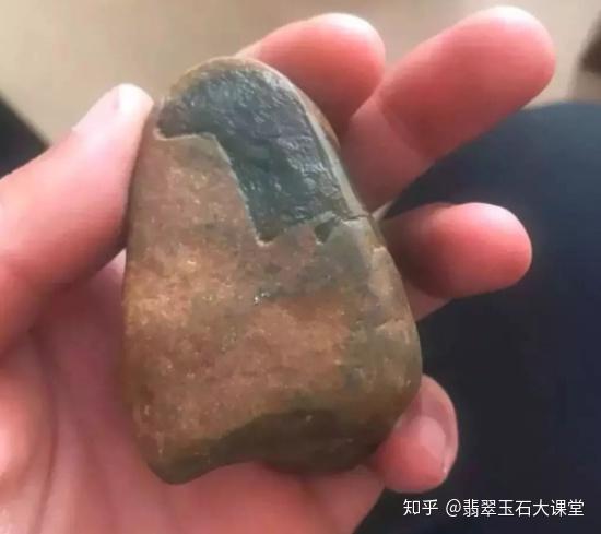 一块大马坎翡翠原石俏色巧雕达摩祖师小摆件特别有韵味