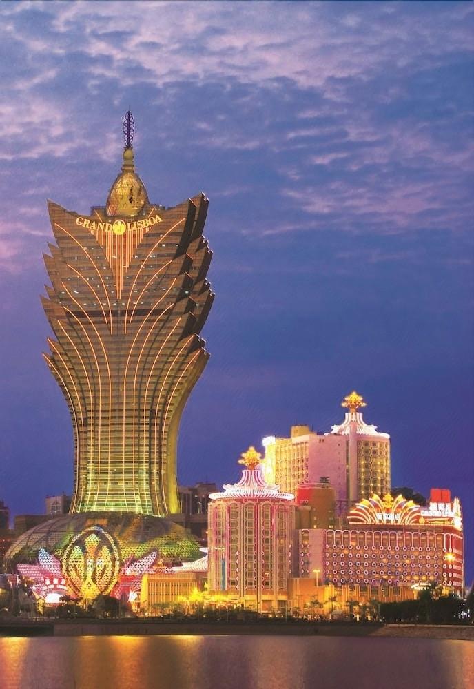 澳门新葡京酒店(grand lisboa macau)坐落于澳门半岛,优越的地理位置