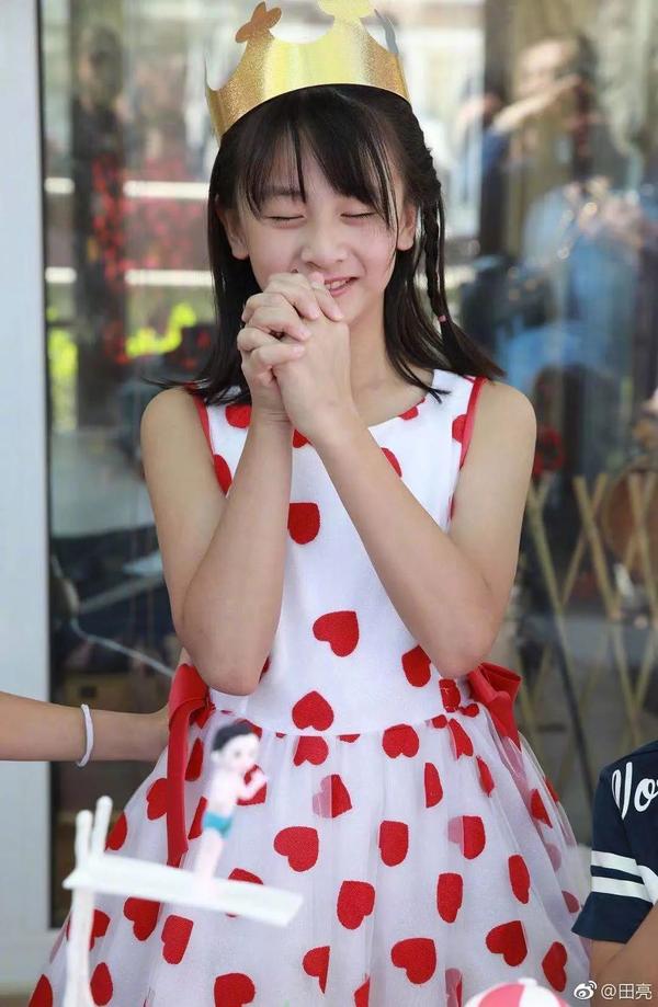 田亮发布女儿照片:长大后,森碟身材太好了!