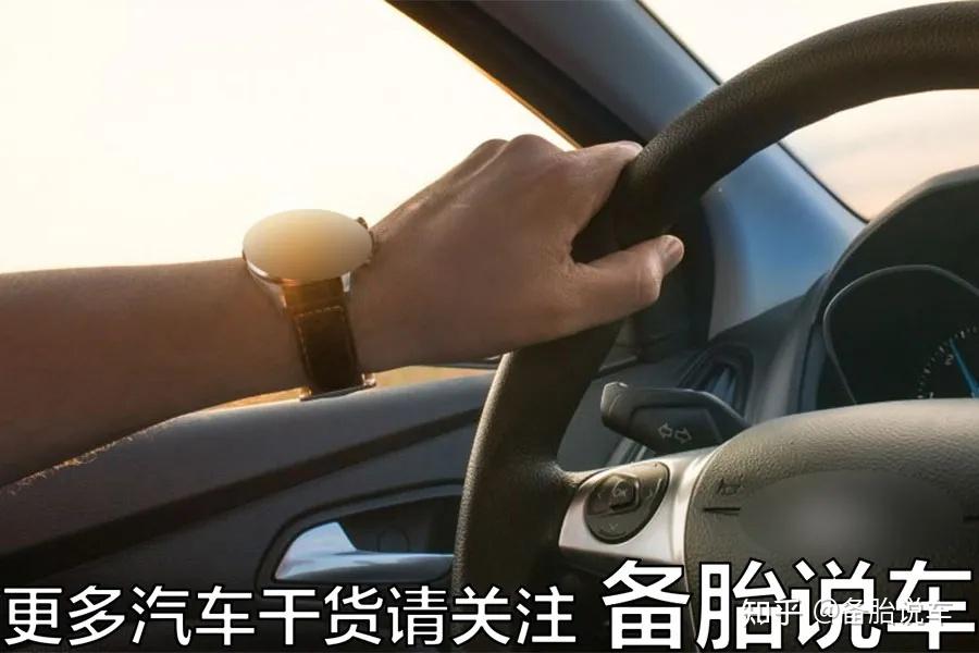 就喜欢闲下来把另外一只手活动活动,腿上放放,挡把上放放,车窗上架架