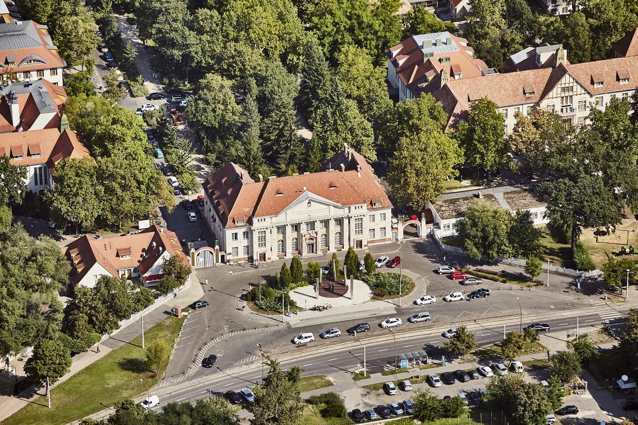 在同一城市持续运营,是匈牙利一流的研究型大学之一,在 14 个学院和