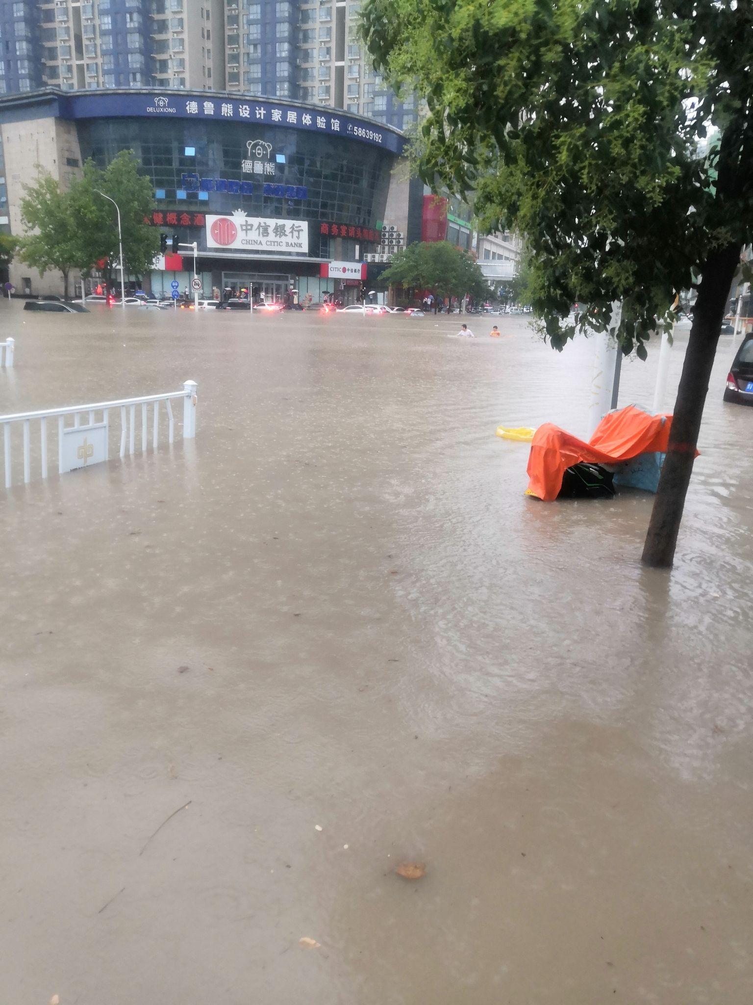 郑州暴雨仍未停步国家级预警接近最高级目前情况如何