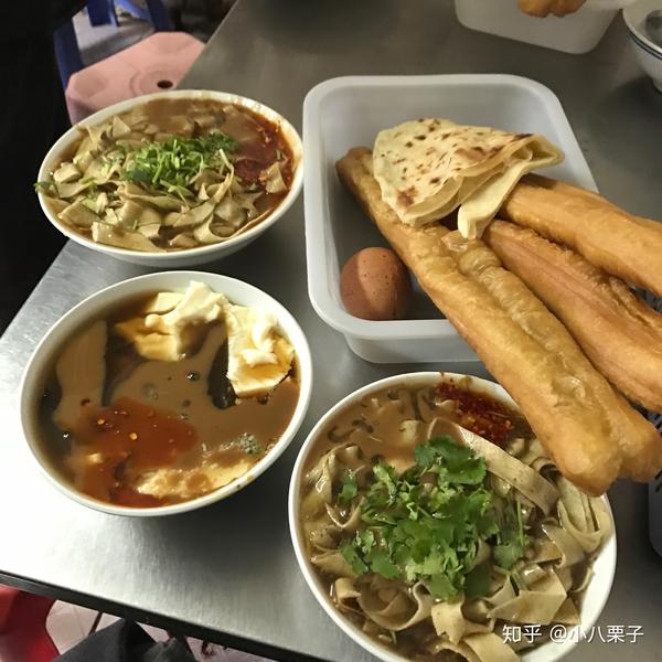 和朋友俩人在天津吃早餐,图片是锅巴菜和老豆腐,超级好吃啊!