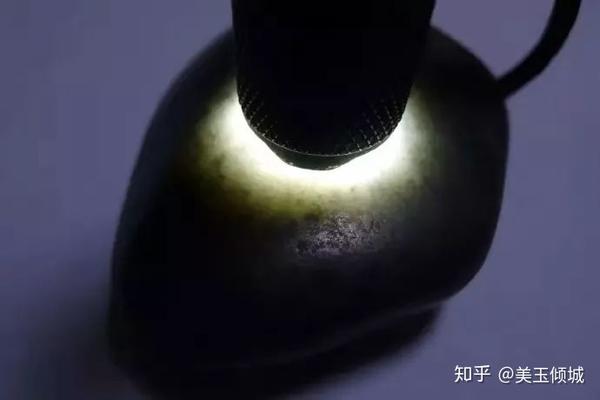 黑碧和墨玉看起来都黑如纯漆,看起来似乎很难分辨,其实它们打灯透光的