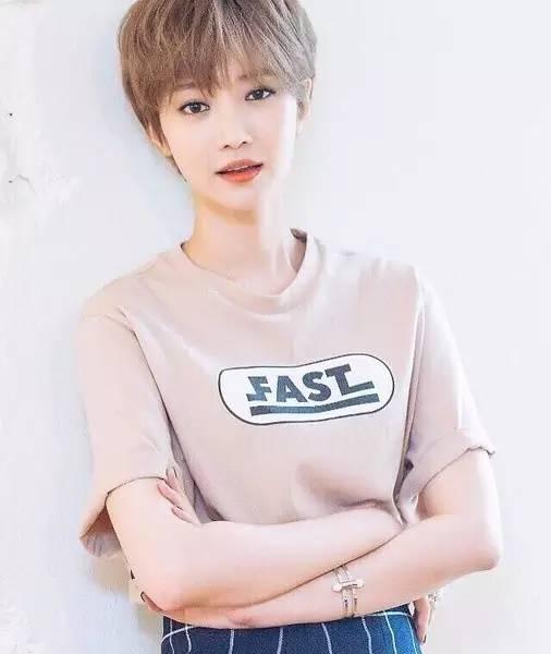 短发girl高俊熙的fashion穿搭潮~这样的女孩让人不得不喜欢!