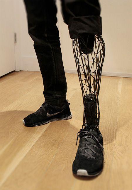 2015,户外用假肢,靠强力弹簧行走.供下肢失能的患者使用.