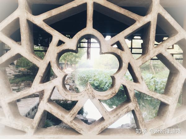还挺像梵克雅宝首饰的四叶草的,不过在中国传统民俗中,四瓣花的图案专