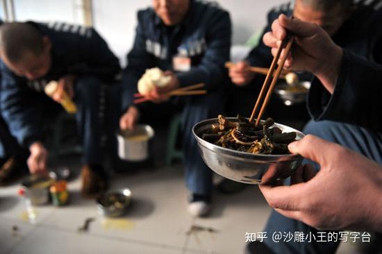 劳改犯需要干活其它犯人也要干活才有饭吃嘛