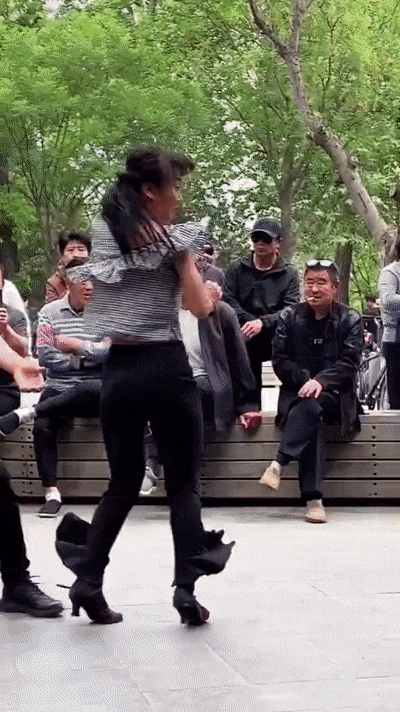 感情上也要进步 大爷大妈们 在奔向 爱情的道路上 从不怕阻拦 单身的