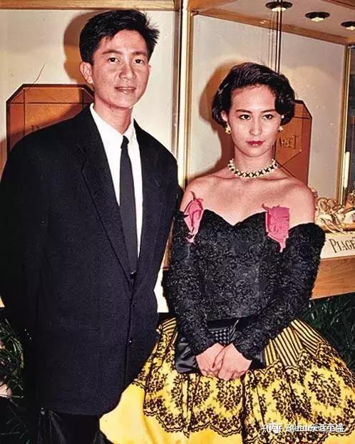 虽然有点差辈儿,但两人的情谊也很真挚,陈百强昏迷期间,何超仪几乎