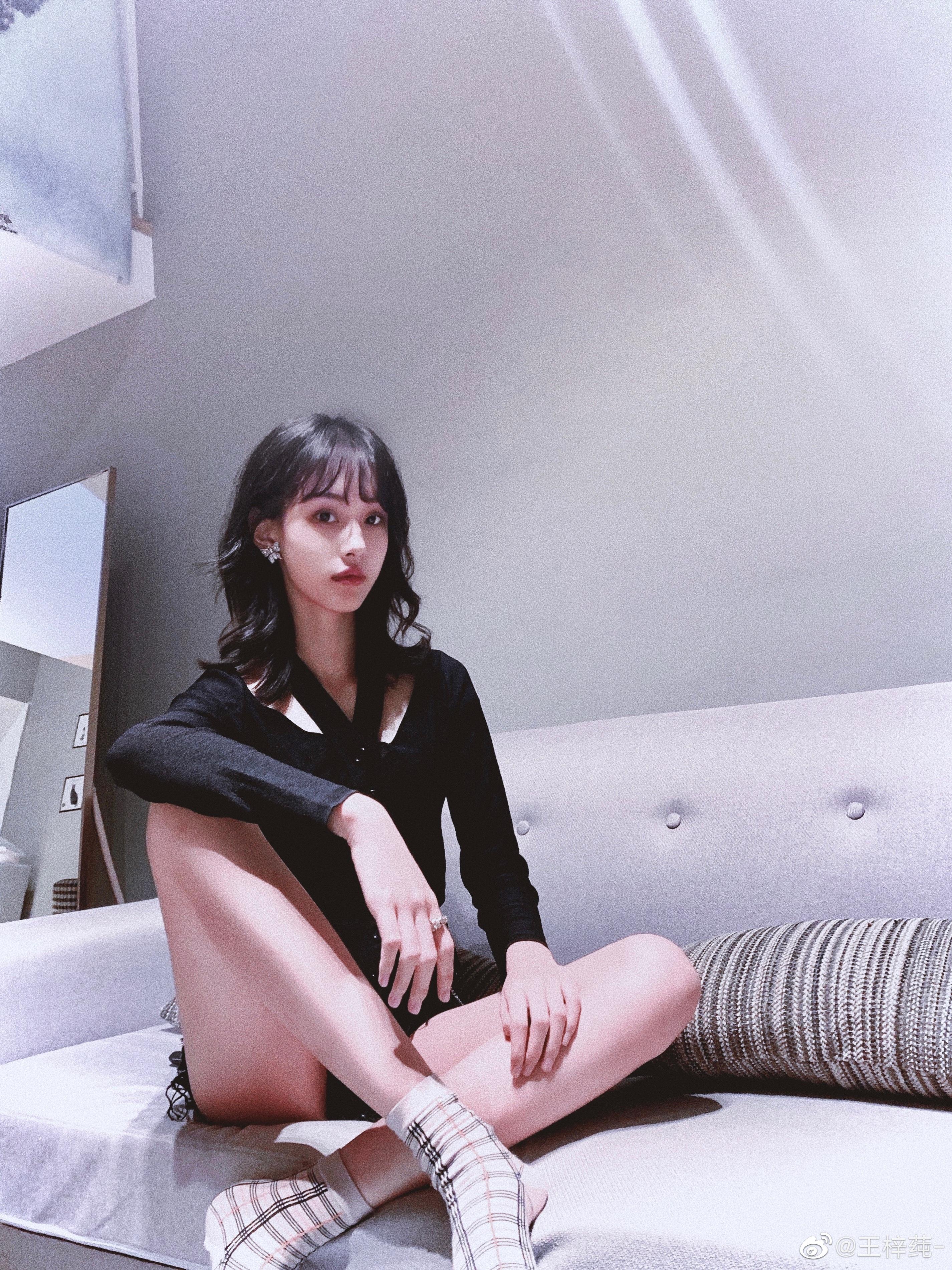 既然很多人也喜欢,指路妹子微博:王梓莼–-–-–-–-–-–-–-–-–