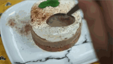 从上至下:柔滑淡奶油,香浓的栗子酱,浸了百利甜酒的消化饼碎.