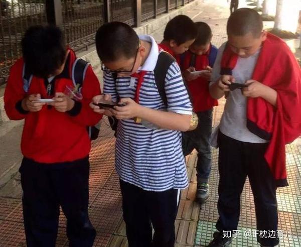 电子屏幕时代:如何合理安排孩子玩手机时间?控制方式有二