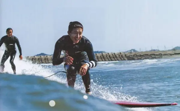 热爱冲浪的木村拓哉,为了保护海洋环境,从来不涂防晒,宁愿自己变老变