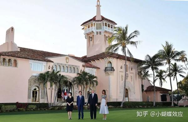 川普夫妇与日本首相安倍晋三及其夫人在海湖庄园图片源于abc news