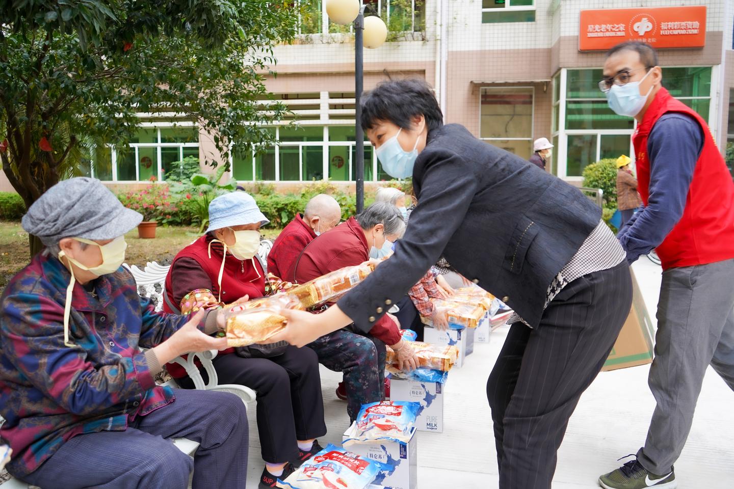 冬日送温暖情暖老人心善德医疗公益慈善团走进敬老院慰问老人