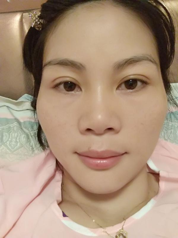 这张就比较明显脸型是硬伤了,其实鼻子也不挺,但是最痛恨还是脸型