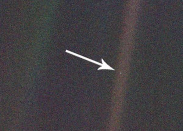 旅行者1号于距地球64亿公里处最后一次回望母星,拍摄下这张照片.