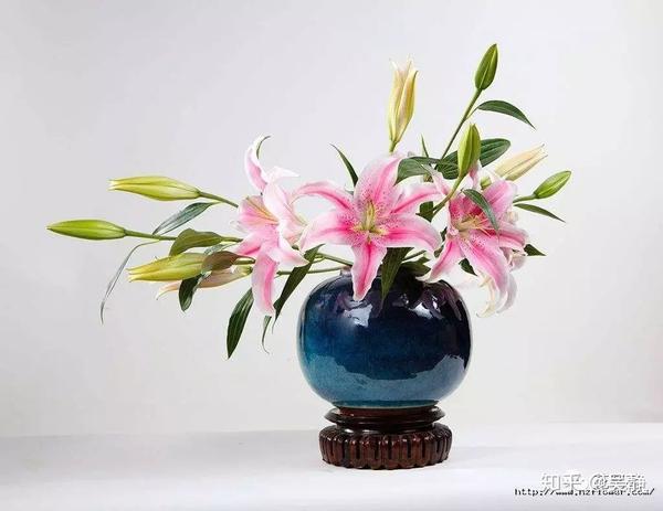 西方式插花 注重花材外形,追求块面和群体的艺术魅力,作品简洁,大方