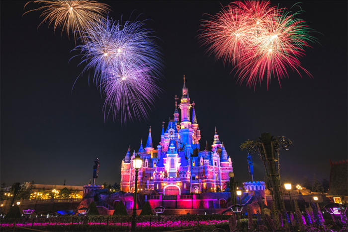 迪士尼城堡灯光秀:在灯光点缀之下成为最耀眼的明珠!