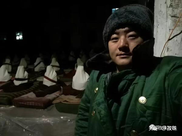海拔4800冬天凌晨,我里穿棉登山服 外裹军大衣,还要不时进屋烤火