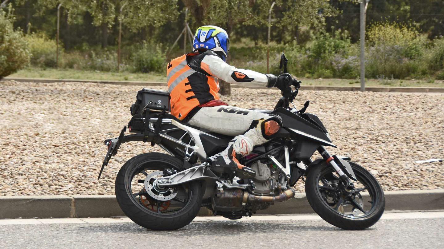 ktm390duke改款谍照曝光后摇臂和车架重新设计