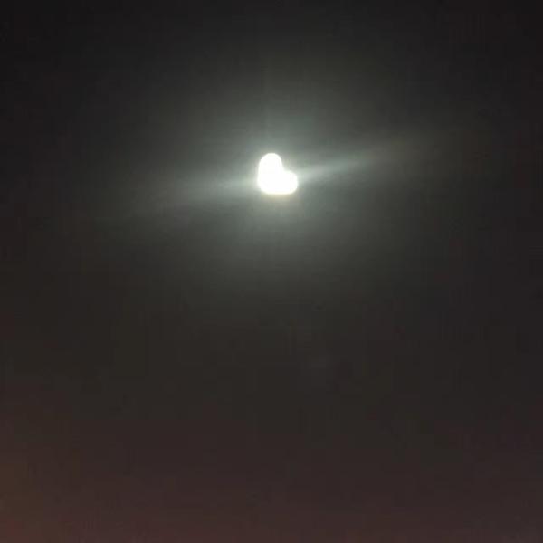 一个下班的夜晚,抬头看月亮很圆很亮,随手拍下来了,没想到啊是个心型