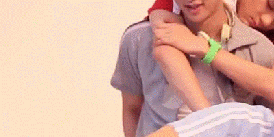 世勋向艺兴挥手,得到了回应后,瞬间羞涩 习惯性地,自然的牵手握手