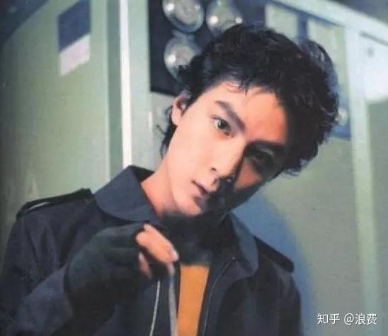 近日吴彦祖ins晒自拍发际线后移程度令人堪忧到底怎样才能止脱