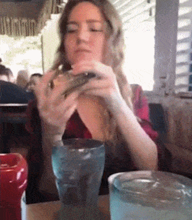 趣图爆笑gif萌萌哒:这个时候只能祈祷这家店的胡椒不辣了