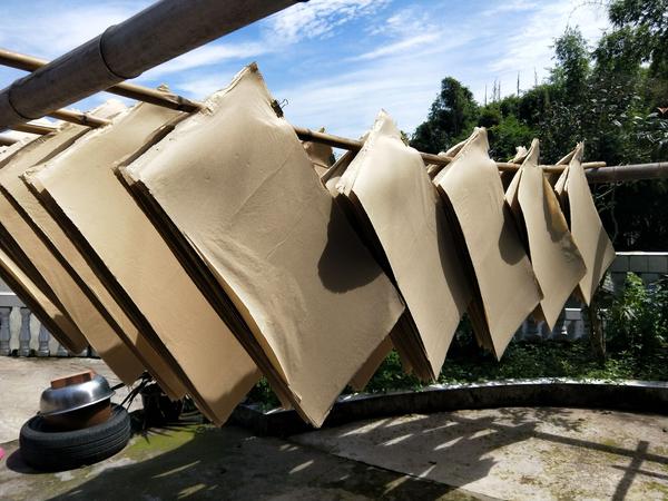 五皮齐:夹江纸具"肌细,油嫩,铁板(棉韧),洁白,做手(整选)"之质