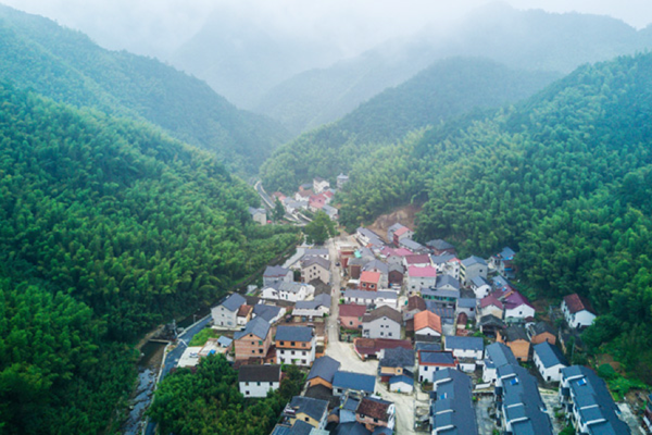 空中俯瞰杭州市临安区高虹镇石门村.图|新华社