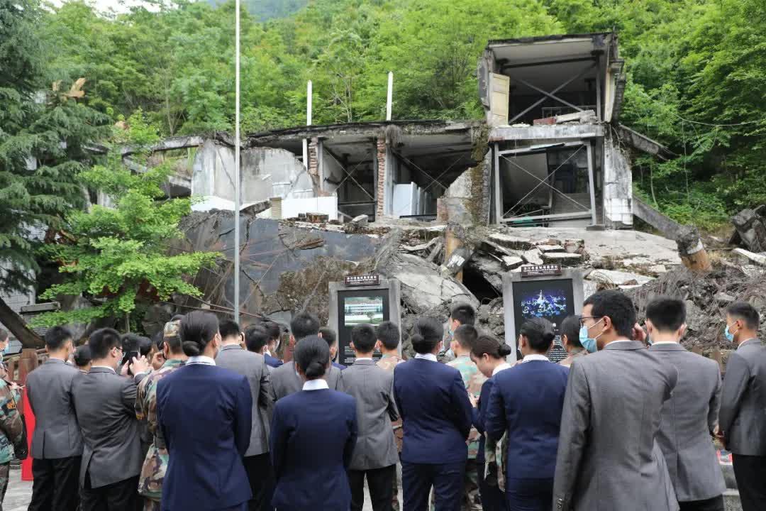 绵飞师生走进北川老县城地震遗址,向遇难同胞献花祭奠