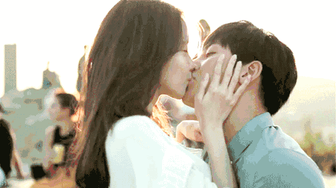 李 钟 硕:吻前调情,吻后温情 韩国偶像剧小王子李钟硕吻戏的类型是