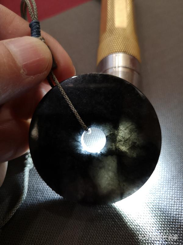透光度差,更显得难看,价格更低; 不是所有的乌鸡种翡翠都不值钱,乌鸡