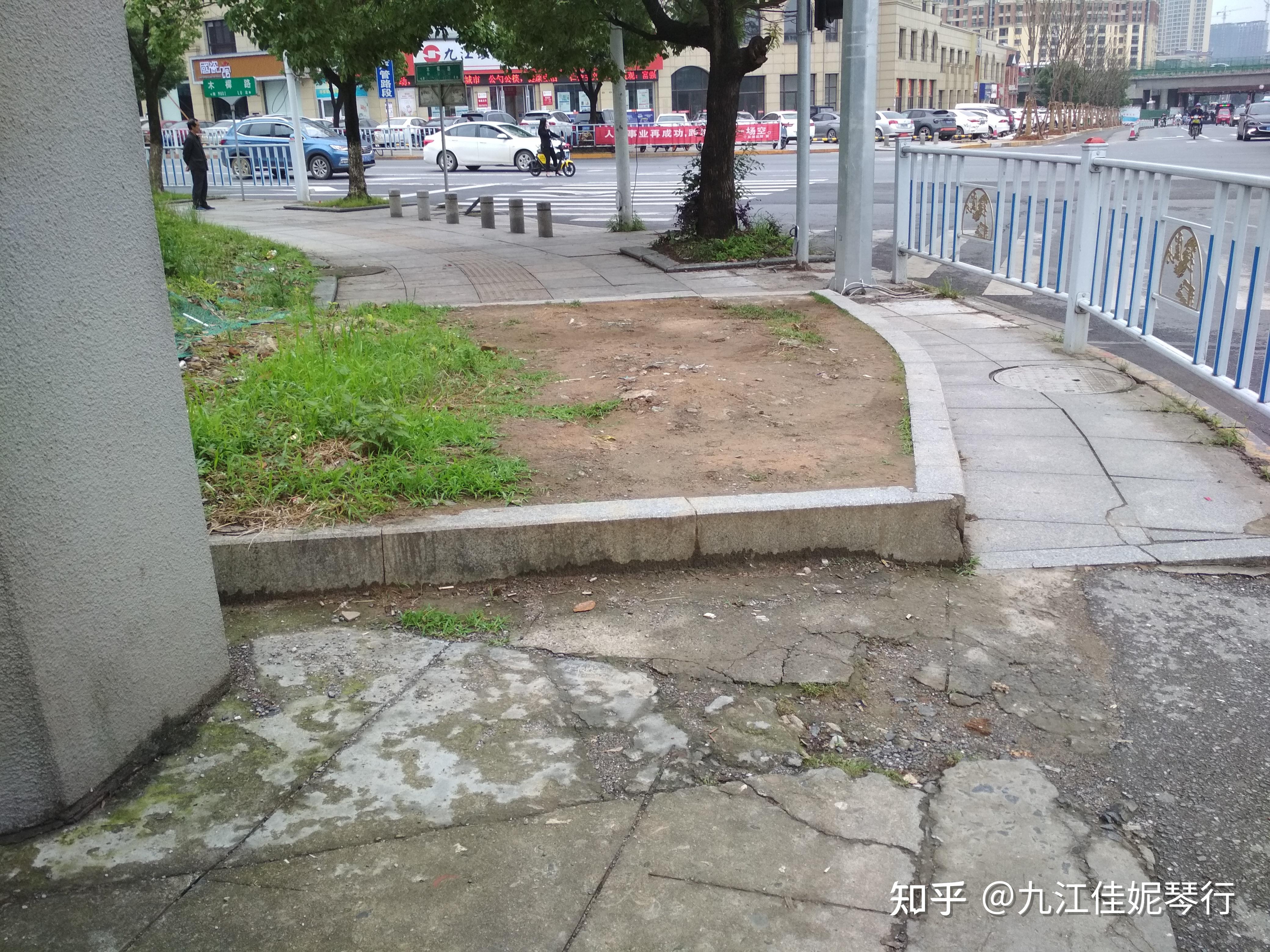 九江市濂溪区前进东路与木樨路交汇路口有一栋建筑因为历史遗留问题