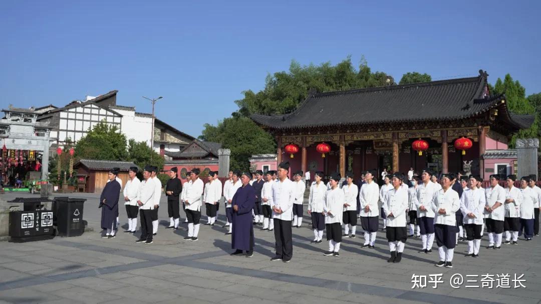 祝福祖国龙虎山嗣汉天师府举行升国旗仪式