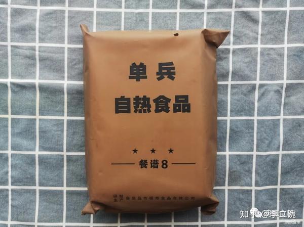 单兵自热食品,方方正正的一包,或许和军用搭边的东西都方,方阵如是
