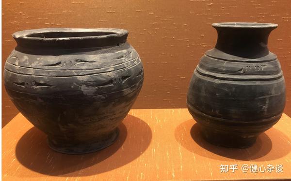 红陶甑·马家浜文化·草鞋山出土,方唇,敞口,深直腹,平底.