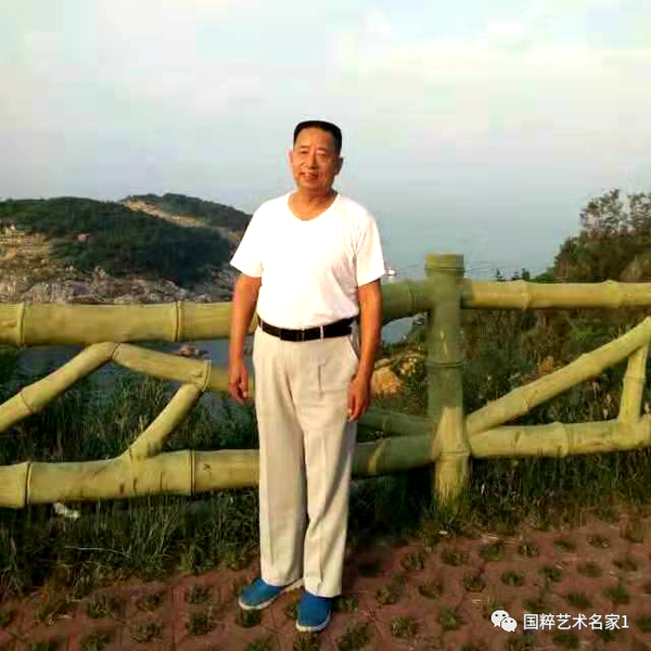 自幼酷爱书法艺术,在部队服役期间任文化教员,苦研书法艺术,自幼酷爱