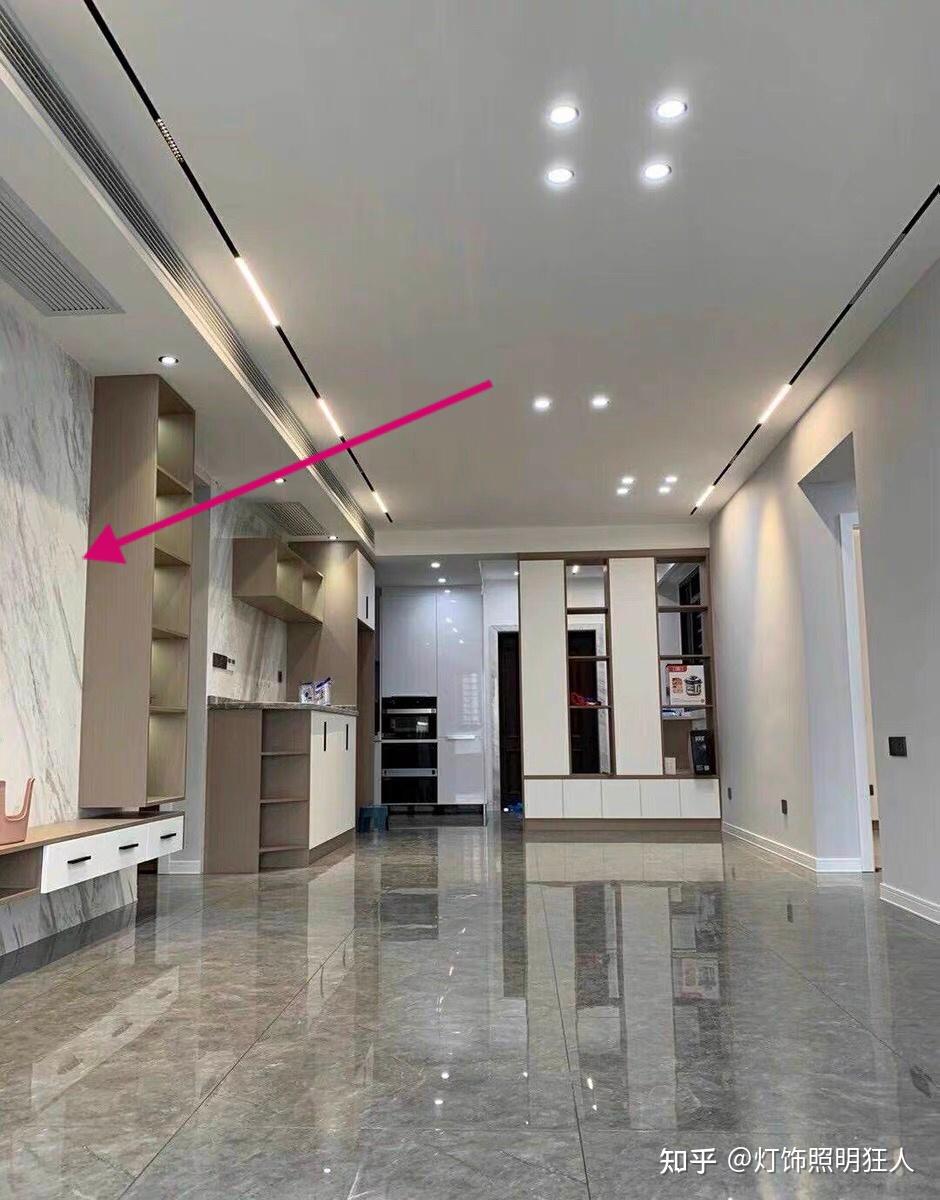 为何大师和样板房客厅基本是回字形吊顶反而现在流行线性灯很少见卧室
