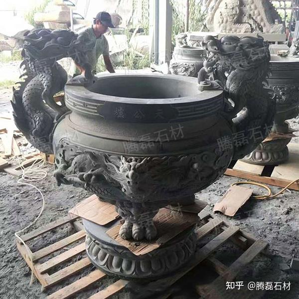 造型相对简单简易的青石雕刻香炉,也是比较常规的尺寸,价钱大概在3000